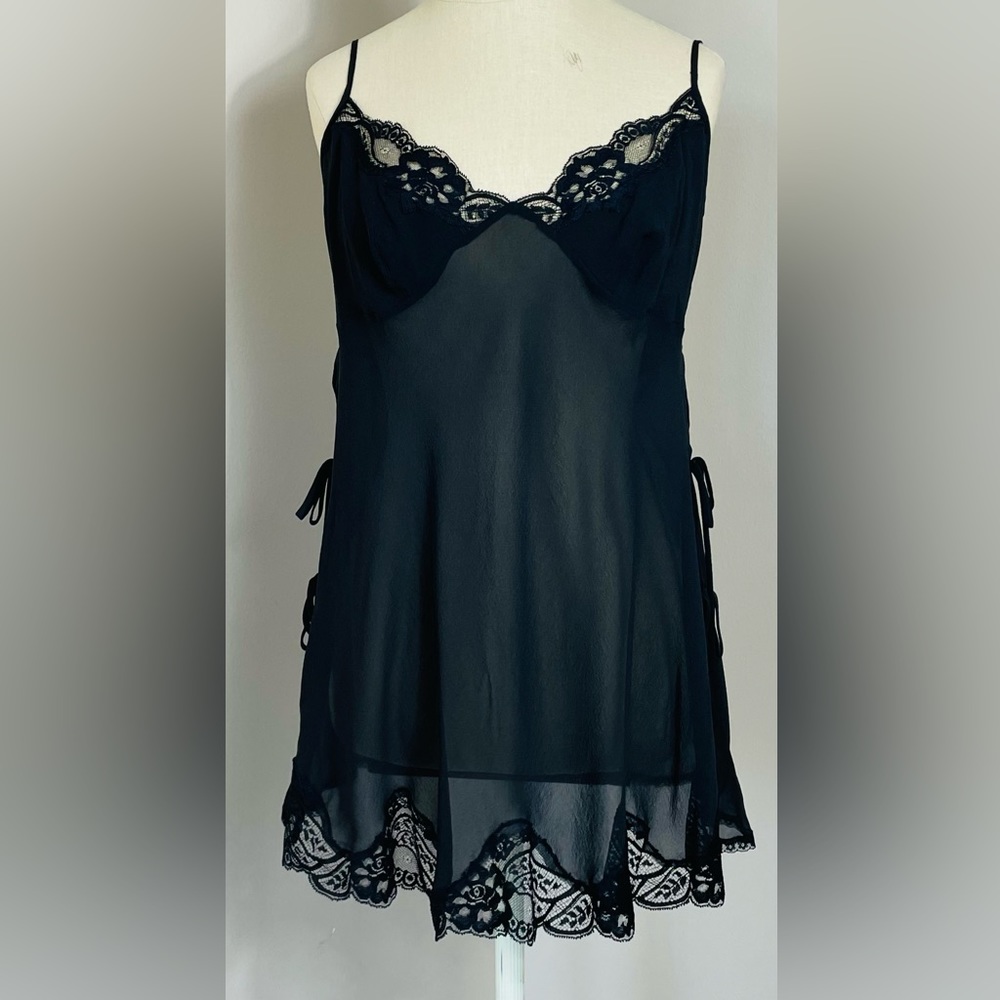 This is a sexy brand new Victorias Secret Chemise with ties at the sides ‼️L